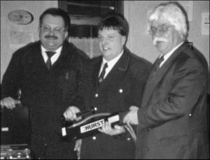 Uwe Betka übergibt an der Jahreshauptversammlung für 1999 den aus Vereinsmitteln angeschafften Rettungszylinder an die Einsatzabteilung
