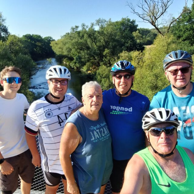 🚴 TEMPERA-TOUR 2026 🚴

Drei Tage, drei Etappen und rund 205 km bei bis zu 38 Grad – unsere diesjährige Radtour hatte es ordentlich in sich! ☀️🥵

Von Bad Laasphe über Gießen und Limburg bis nach Würges ging es durch die Hitze – mit einigen zusätzlichen Kilometern, rund 1.500 Höhenmetern und natürlich ausreichend Flüssigkeitsausgleich. 💪💦

Am Ende zählen vor allem die vielen gemeinsamen Erlebnisse, jede Menge Geschichten und eine starke Kameradschaft. 🍕🍻

👉 Den vollständigen Bericht gibt’s auf ffsemd.de!