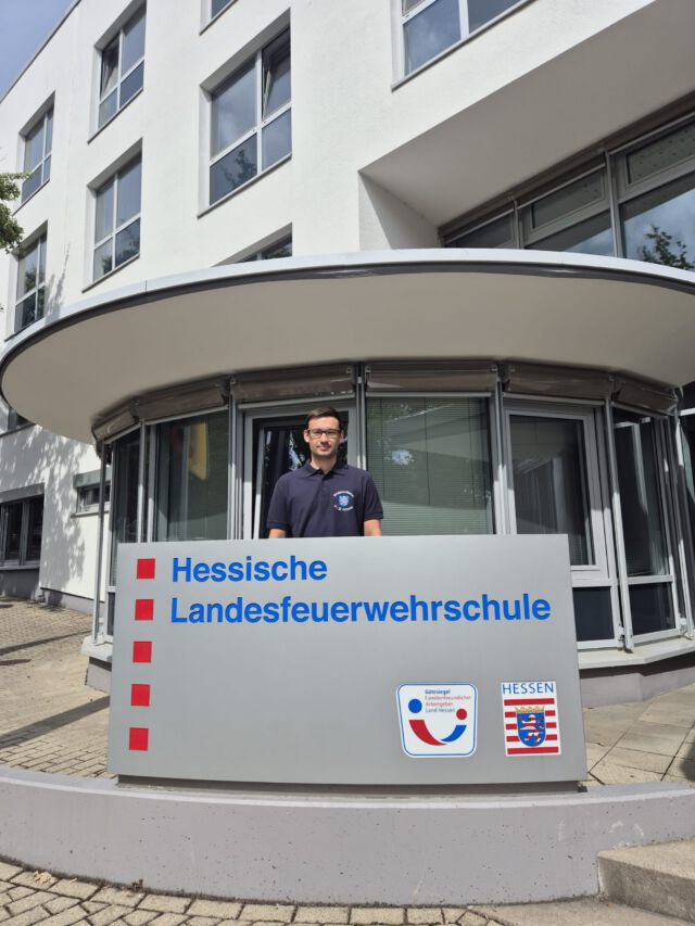 🎉 Herzlichen Glückwunsch, Jannik! 🎉

Unser stv. Wehrführer Jannik hat heute erfolgreich die Ausbildung zum Gruppenführer an der HLFS in Kassel bestanden! 💪🚒

Zwei Wochen Vollzeit-Ausbildung, viel Einsatz und Engagement – und heute der verdiente Erfolg! 👏

Wir gratulieren herzlich und wünschen dir weiterhin viel Erfolg und immer eine sichere Rückkehr von deinen Einsätzen! 🚒🔥