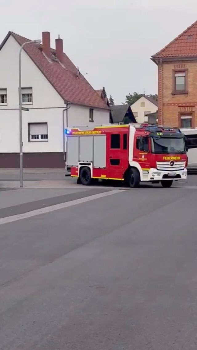 🚒 Endlich ist es da! ❤️

Nach 5 Jahren Planungs- und Bauzeit ist unser langersehntes LF 10 endlich in Semd angekommen! 🎉🔥

Ein Moment, auf den wir lange hingearbeitet und hingefiebert haben. Auch wenn noch einiges ansteht: Das Fahrzeug wird noch beklebt, die letzten Details werden ergänzt und natürlich stehen für unsere Einsatzkräfte noch zahlreiche Zusatzausbildungen auf dem Programm.

Aber eines ist sicher: Unser neues LF 10 ist jetzt da – in Semd! 💪🚒

Die offizielle Übergabe findet am 27.09. im Rahmen unseres Wochenendes bei der Feuerwehr statt. Dazu laden wir euch schon jetzt herzlich ein! 🎊

Wir freuen uns darauf, euch unser neues Fahrzeug bald ausführlich vorzustellen. 🤩

5 Jahre Planung. 5 Jahre Vorfreude. Jetzt Realität. ❤️🚒