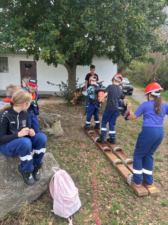 Spiele ohne Grenzen in Habitzheim! 🚒

Unsere Jugendfeuerwehr war in Habitzheim bei den „Spielen ohne Grenzen“ dabei! 💪

Auf einem Rundweg rund um Habitzheim warteten 5 abwechslungsreiche Stationen mit unterschiedlichen Aufgaben auf die Jugendlichen. Teamwork, Geschicklichkeit und natürlich jede Menge Spaß waren gefragt! 🙌

Nach den erfolgreich gemeisterten Stationen ging es zurück zum Feuerwehrhaus, wo bereits leckeres Essen auf alle Teilnehmer wartete. 🍽️

Ein rundum gelungener Tag mit viel Spaß, Teamgeist und Feuerwehrgemeinschaft! 🚒🔥