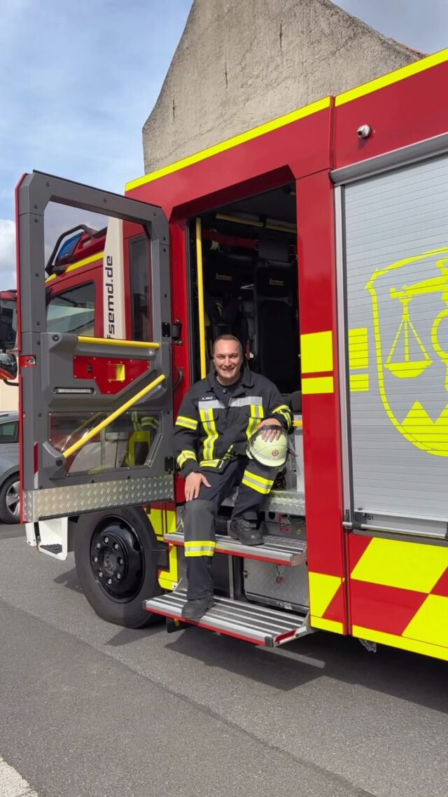 Da ist das Ding! 🚒

Nach fünf Jahren intensiver Planung, Abstimmung und Bauzeit ist unser neues LF 10 endlich in Semd angekommen. Ein echter Meilenstein für die Freiwillige Feuerwehr Semd und das Ergebnis unzähliger ehrenamtlicher Stunden.

Die offizielle Fahrzeugübergabe findet am Sonntag, 27. September 2026 um 14 Uhr, im Rahmen des „Wochenendes bei der Feuerwehr“ statt. Bis dahin wird unsere Mannschaft Schritt für Schritt an dem LF 10 ausgebildet.

Ein besonderer Dank gilt der @firma_lentner für die hervorragende Umsetzung des Fahrzeugprojekts sowie @beklebeservice.haller für die erstklassige Ausführung der Beklebung!

📸 Den vollständigen Bericht und weitere Fotos gibt es auf ffsemd.de

#freiwilligefeuerwehr #lf10 #grossumstadt #feuerwehr #firetruck