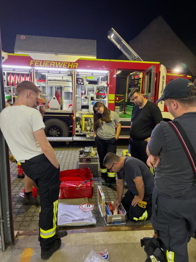 🚒 Das neue LF 10 und seine umfangreiche Ausrüstung wollen beübt werden. Den Auftakt bildete am 8. September die Fahrzeugkunde für unsere Einsatzkräfte. Ein unerwartet starker Regenschauer warf uns dabei nicht aus der Bahn… 🌧️☺️

In den kommenden Wochen folgen durch unsere Multiplikatoren nahezu täglich Fahrerschulungen für die Maschinisten sowie Zusatzausbildungen für Brand- und Technische Hilfeleistungseinsätze. So machen wir Mannschaft und Fahrzeug gemeinsam einsatzbereit.

Unser Ziel: die feierliche Übergabe und offizielle Indienststellung des LF 10 am 27. September. 🚒💪

#feuerwehr #LF10 #grossumstadt #fahrzeugkunde #maschinisten