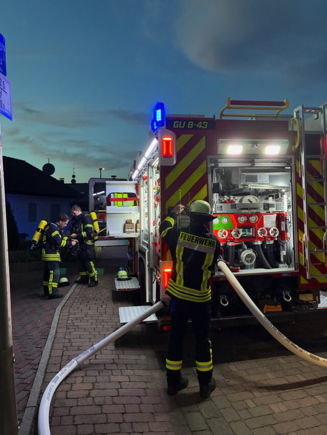 🚒 Gemeinschaftsübung an der Grundschule im Grünen in Semd 🚒

Heute stand eine gemeinsame Übung der @ffsemd mit der @ffgu_mitte auf dem Programm.

Das Übungsszenario: Brand im Obergeschoss des Altbaus, mehrere Personen vermisst. Der Einsatz wurde während eines Elternsprechtags angenommen.

Unter realitätsnahen Bedingungen wurde eine umfangreiche Menschenrettung durchgeführt. Mehrere Trupps gingen unter Atemschutz zur Suche und Rettung der vermissten Personen vor. 🔥🧑‍🚒

Die Übung bot allen Beteiligten die Möglichkeit, Abläufe zu trainieren, die Zusammenarbeit zu verbessern und wertvolle Erfahrungen für den Ernstfall zu sammeln.

Ein großes Dankeschön an alle Einsatzkräfte und Beteiligten für die engagierte Zusammenarbeit! 💪🚒

Selbstverständlich gab es danach einen kleinen Imbiss am Feuerwehrhaus. Hier konnte dann auch der ein oder andere Blick ins neue LF 10 geworfen werden.

#grossumstadt #semd #freiwilligefeuerwehr