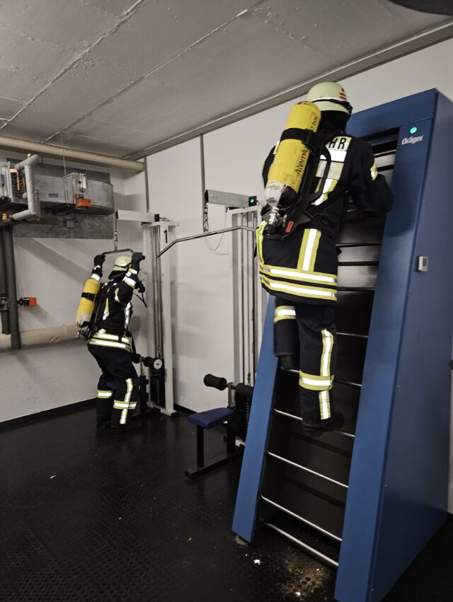 Heute fand die jährliche Belastungsübung für unsere Atemschutzgeräteträger in der Atemschutzstrecke der @feuerwehr_dieburg statt 🏋️

Die Belastungsübung stellt sicher, dass unsere Kameraden fit für den Einsatz sind. Die Einsatzkräfte müssen beim Leitersteigen, Nackenziehen, auf dem Laufband und in der Atemschutzstrecke einer Belastung von insgesamt 80 Kilojoule standhalten.

Auch in diesem Jahr haben alle Kammeraden wieder die Übung bestanden 🎉

Traditionell ging es anschließend für uns zu einem Restaurant in Dieburg 🍔