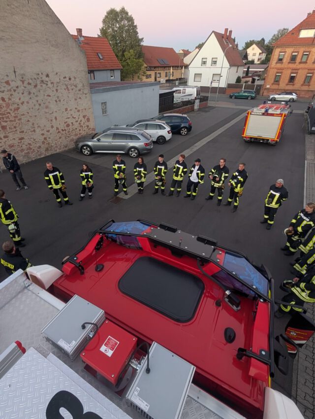🚒 Zwischen Winzerfest und dem kommenden Wochenende bei der Feuerwehr haben wir heute im Rahmen einer Stationsausbildung verschiedene Themen rund um die technische Hilfeleistung praktisch geübt. 💪🔧

Am Donnerstag steht dann noch einmal das Thema Brandbekämpfung auf dem Plan. 🔥

Danach heißt es: Einsatzbereit machen für Sonntag! 🚨 Denn dann soll unser neues Einsatzfahrzeug offiziell seinen Dienst aufnehmen.

#lf10 #thvu #freiwilligefeuerwehr
