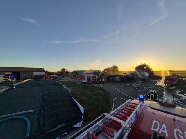 🚨💦 Am Freitag übten die Jugendfeuerwehren @ffheubach, @ff_dorndiel, @jf_raibach und @ffsemd auf dem Lindenhof bei Semd. Unterstützt wurden wir vom WLF der @ffgu_mitte. 💪

Danke an alle Beteiligten und den Lindenhof für die Gastfreundschaft! 🙌

#jugendfeuerwehr #gemeinschaftsübung #teamwork